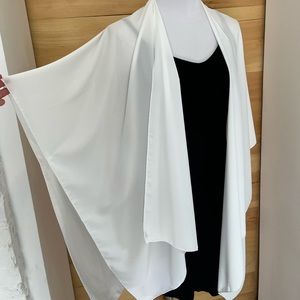 White kimono shawl by Blondie